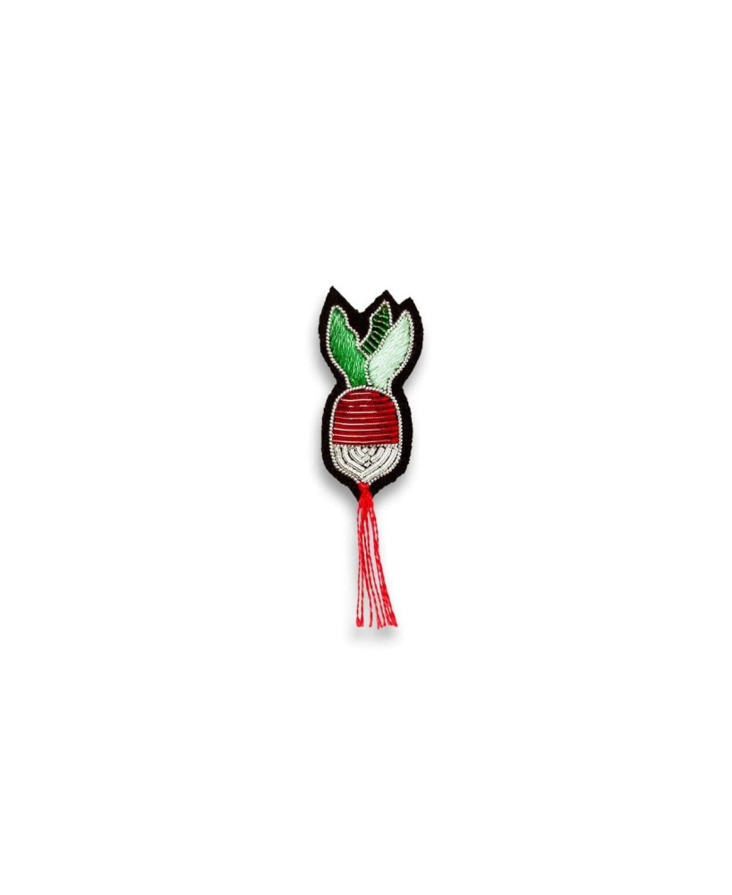 Broche brodée radis Macon et Lesquoy