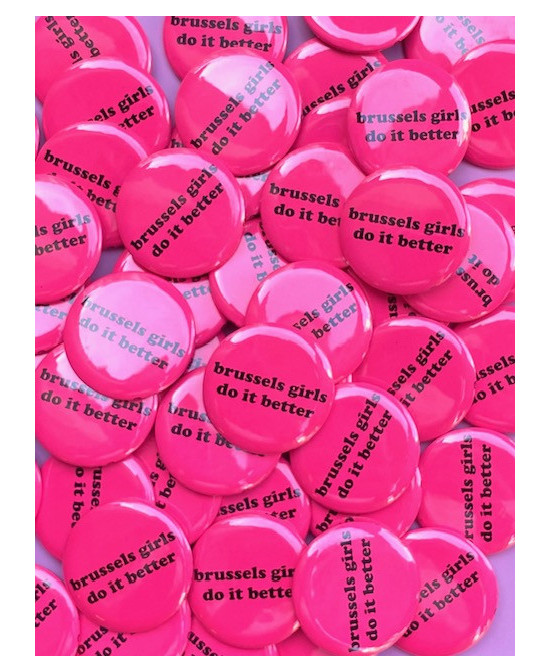 Badge brussels girls do it better rose fluo