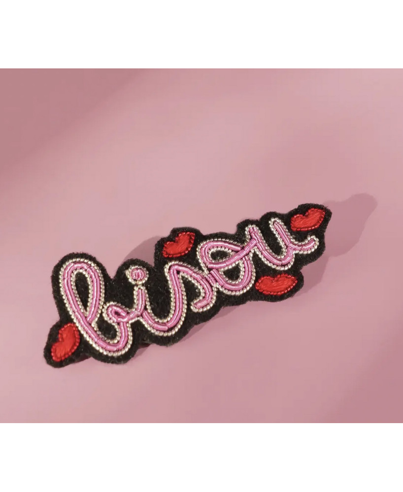 Broche brodée Bisou