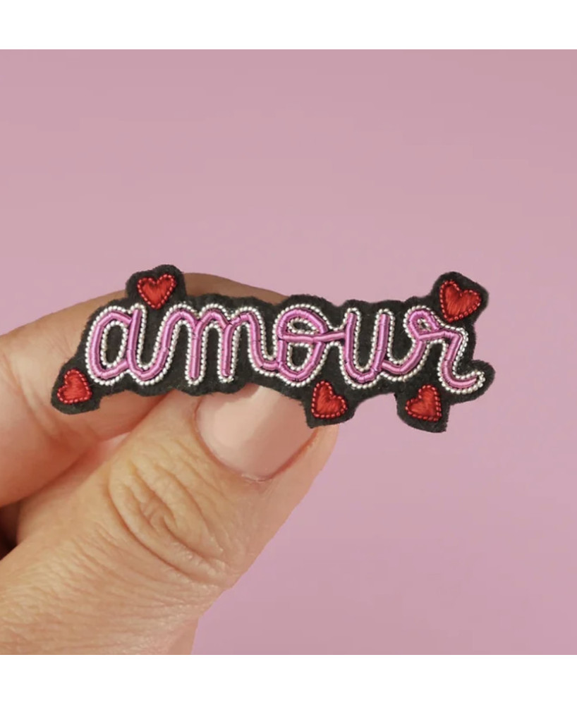 Broche brodée Amour